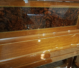 写真：118KI (Walnut/Burr walnut inlays high gloss)